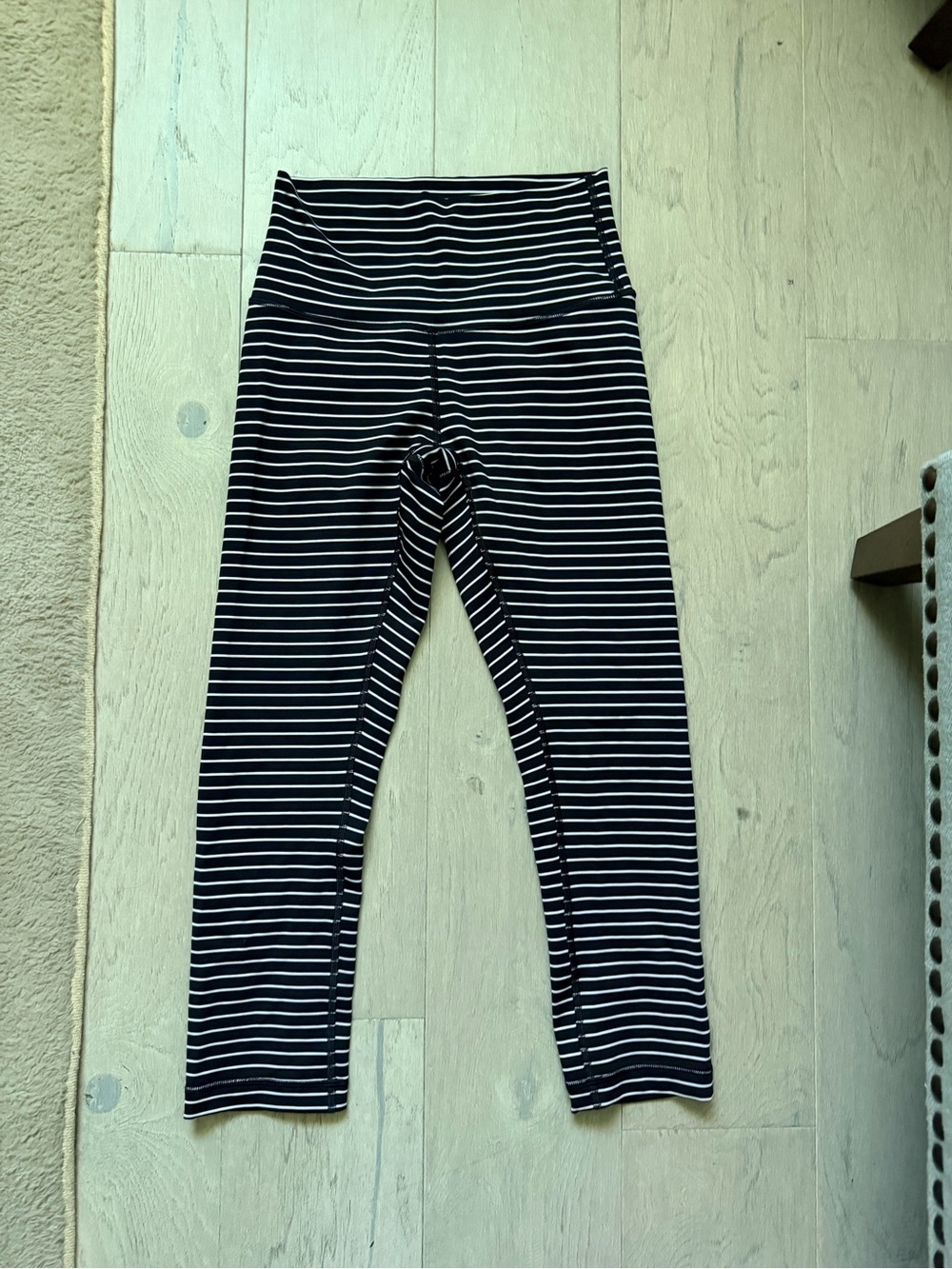 LULULEMON WUNDER UNDER CROP 21” LUXTREME PARALLEL STRIPE BLACK WHITE - Picture 3 of 6